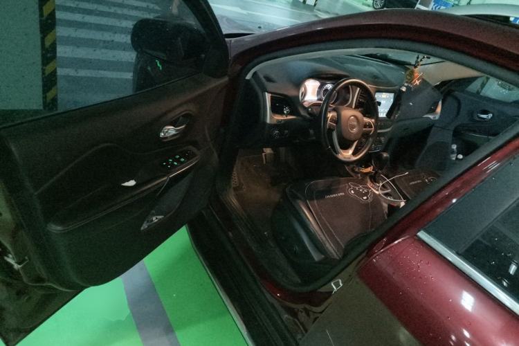 Used Jeep Cherokee 2017 2.4L Professional Smart Edition Driver Seat
