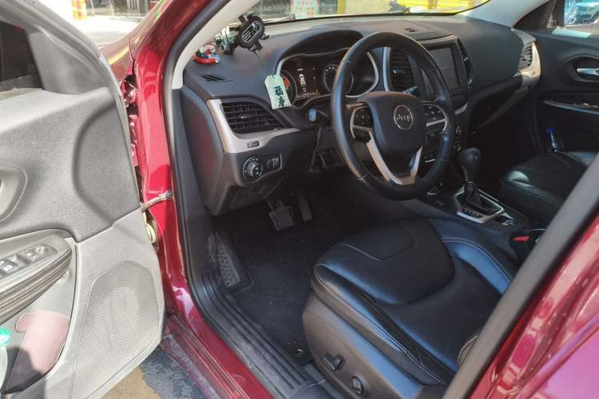 Used Jeep Cherokee 2017 2.4L Professional Smart Edition Driver Seat