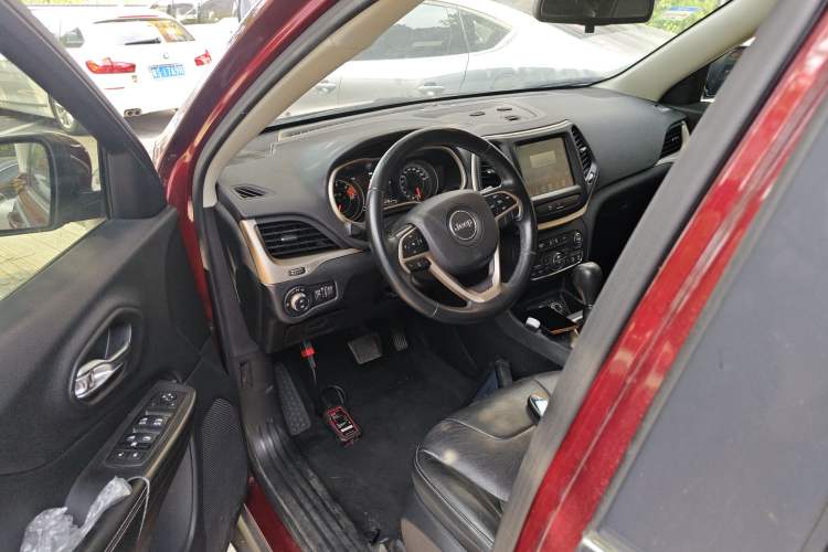 Used Jeep Cherokee 2017 2.0L Superior Edition Driver Seat