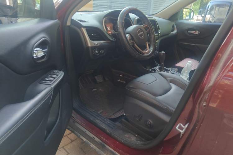 Used Jeep Cherokee 2017 2.0L Superior Edition Driver Seat