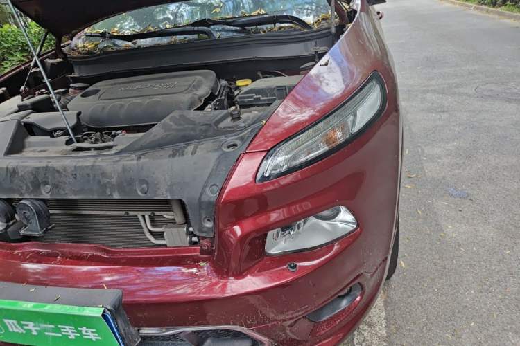 Used Jeep Cherokee 2017 2.4L Excellence Edition Engine Bay Left