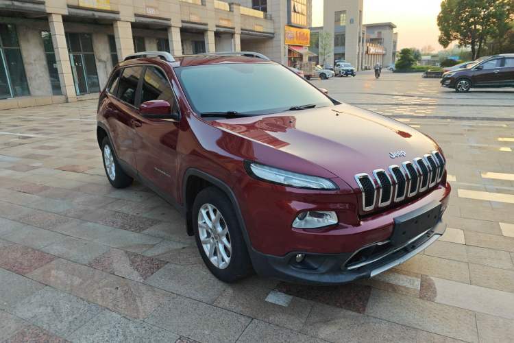 Used Jeep Cherokee 2017 2.0L Superior Edition Exterior 2