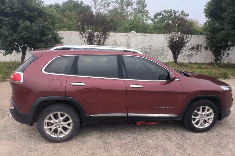 Used Jeep Cherokee 2017 2.0L Superior Edition Exterior 2