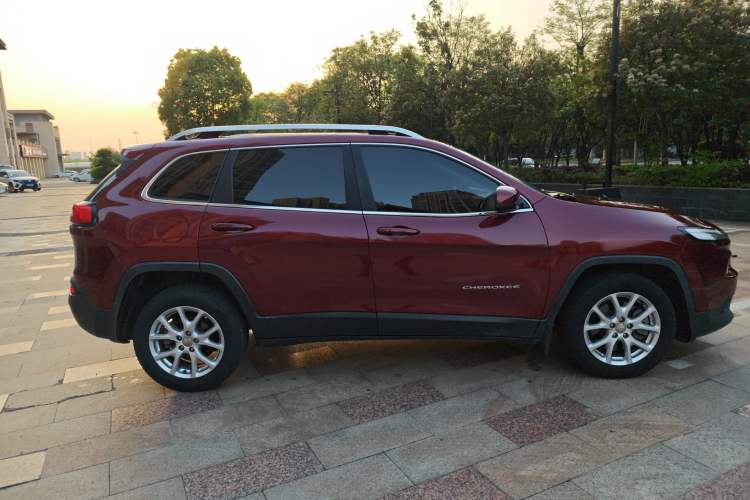 Used Jeep Cherokee 2017 2.0L Superior Edition Exterior 3