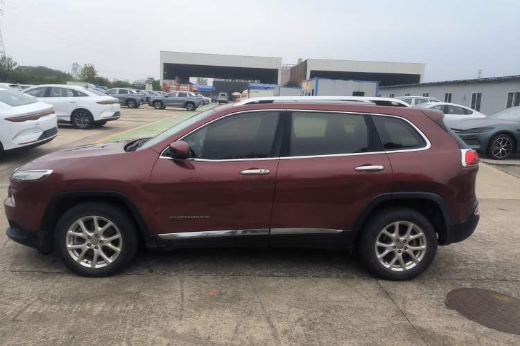 Used Jeep Cherokee 2017 2.0L Superior Edition Exterior 5