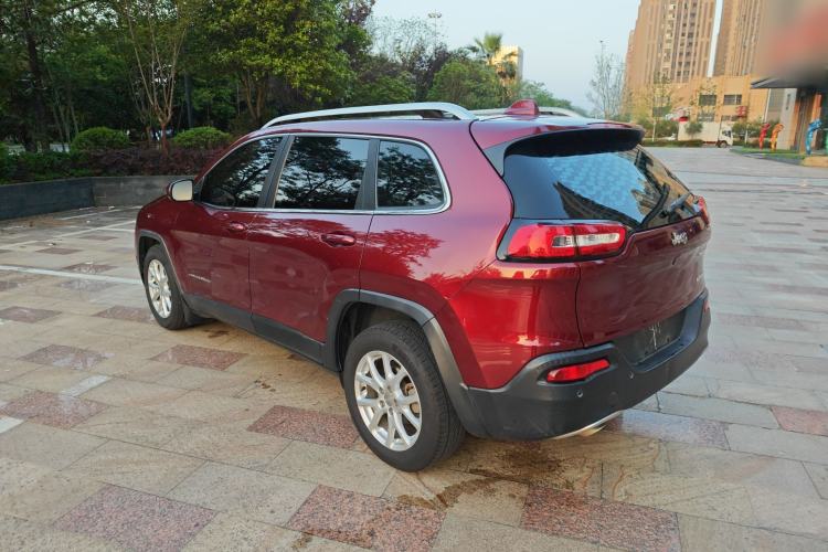 Used Jeep Cherokee 2017 2.0L Superior Edition Exterior 6