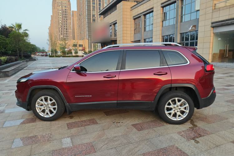 Used Jeep Cherokee 2017 2.0L Superior Edition Exterior 7