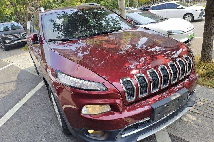 Used Jeep Cherokee 2017 2.0L Superior Edition Front Right 45 Deg