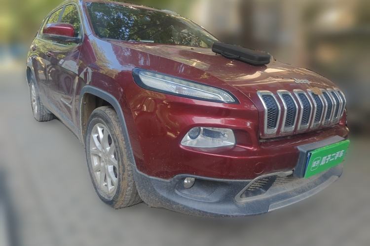 Used Jeep Cherokee 2017 2.0L Superior Edition Front Right 45 Deg