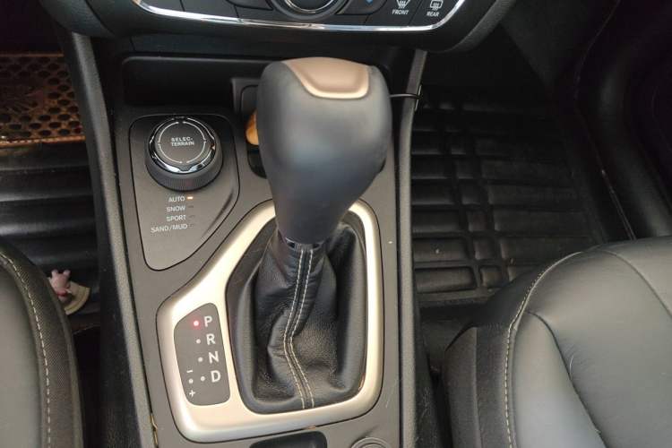 Used Jeep Cherokee 2017 2.4L Professional Smart Edition Gear Lever