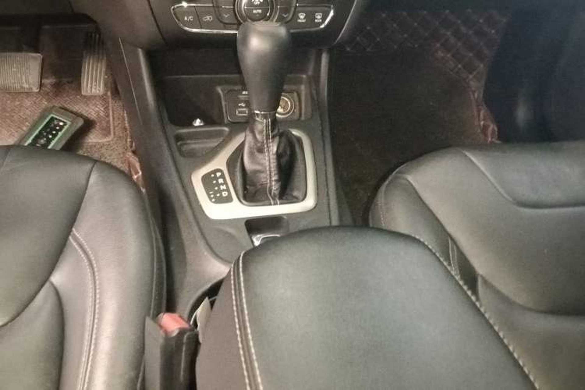 Used Jeep Cherokee 2017 2.4L Leading Edition Gear Lever