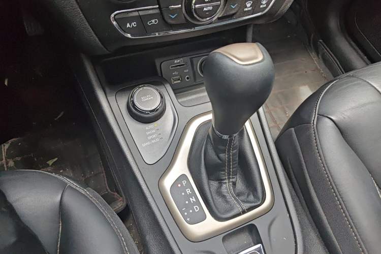 Used Jeep Cherokee 2017 2.4L Excellence Edition Gear Lever