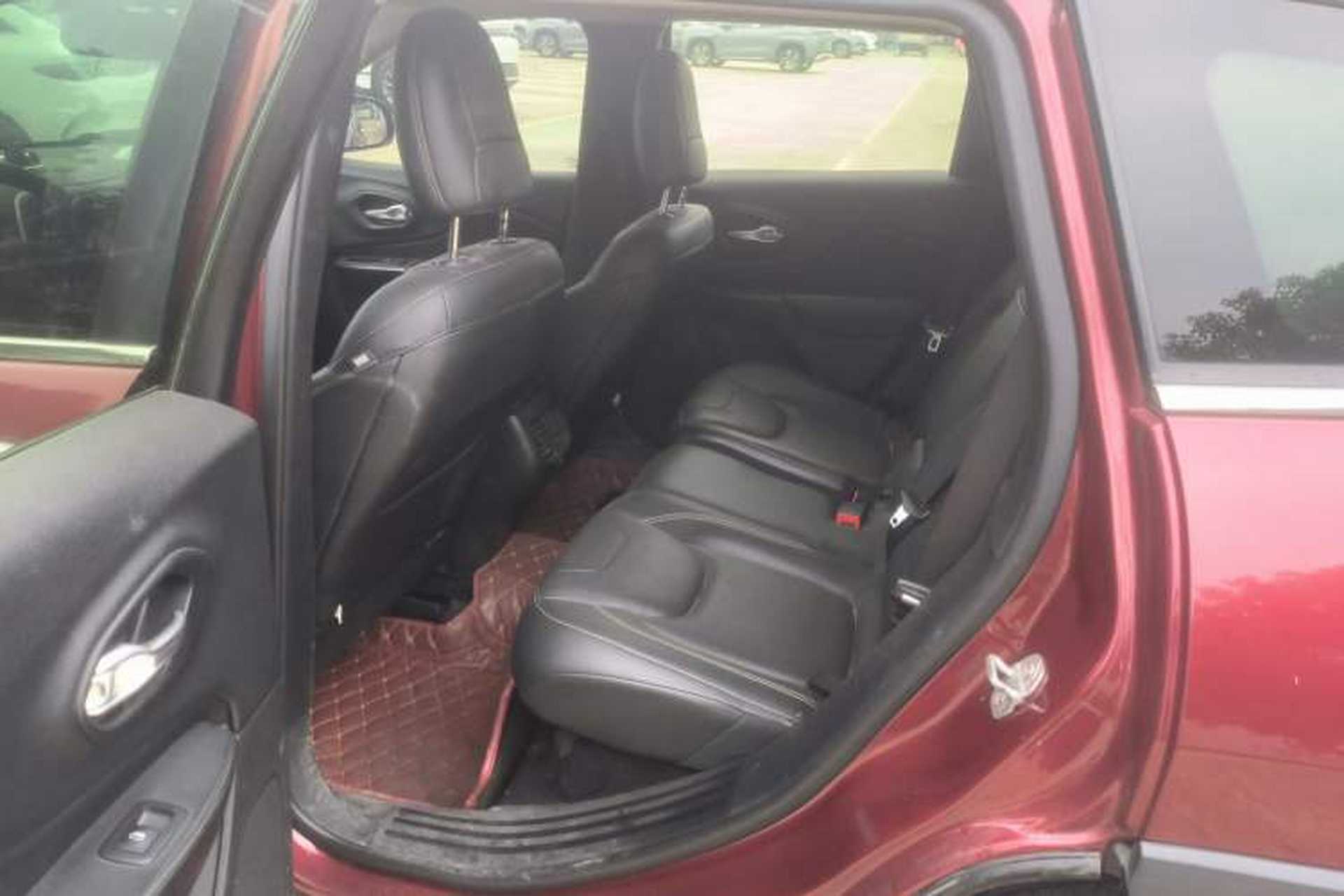 Used Jeep Cherokee 2017 2.0L Superior Edition Interior 1