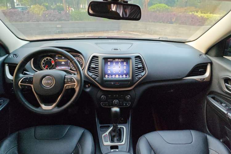 Used Jeep Cherokee 2017 2.0L Superior Edition Interior 2