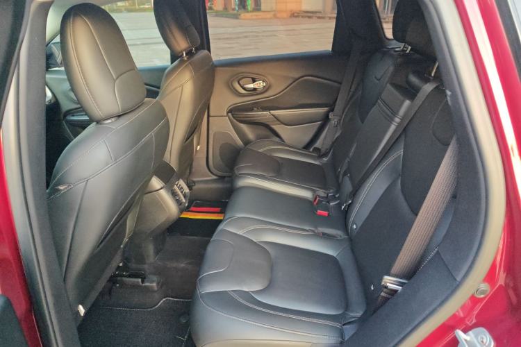 Used Jeep Cherokee 2017 2.0L Superior Edition Interior 3