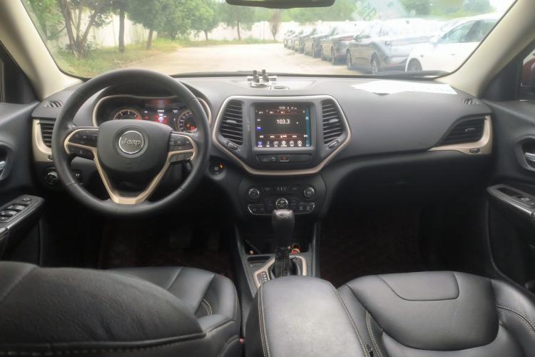 Used Jeep Cherokee 2017 2.0L Superior Edition Interior 3