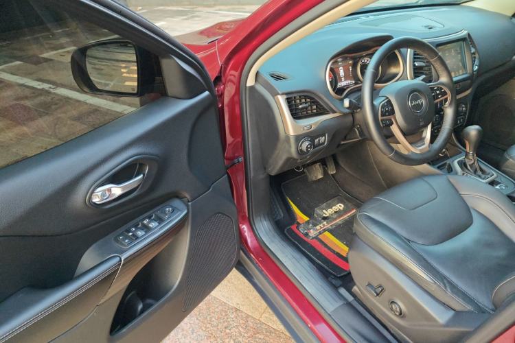 Used Jeep Cherokee 2017 2.0L Superior Edition Interior 4