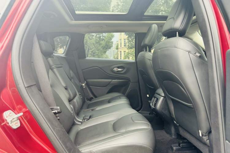 Used Jeep Cherokee 2017 2.4L Leading Edition Interior 7