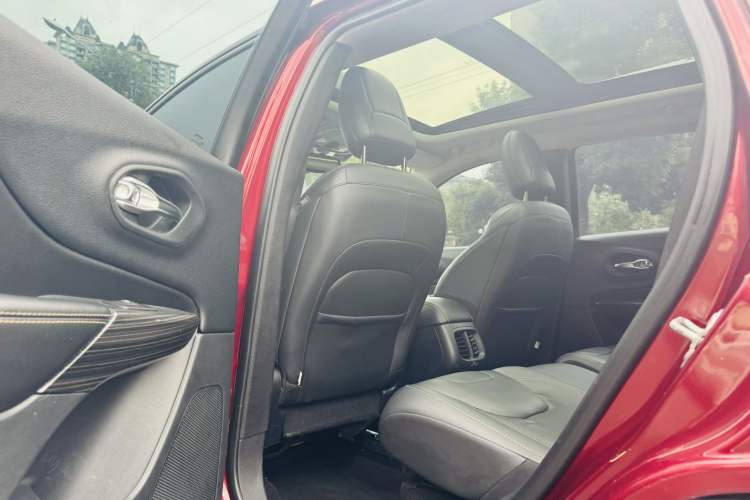 Used Jeep Cherokee 2017 2.4L Leading Edition Interior 9