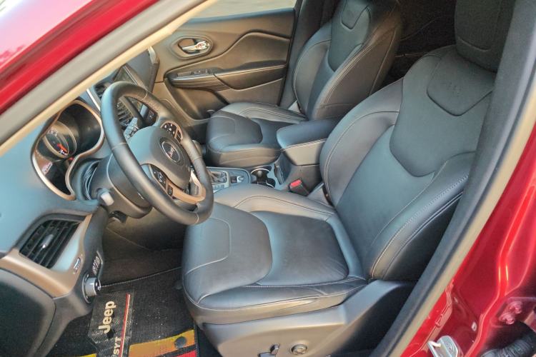 Used Jeep Cherokee 2017 2.0L Superior Edition Left Front Seat