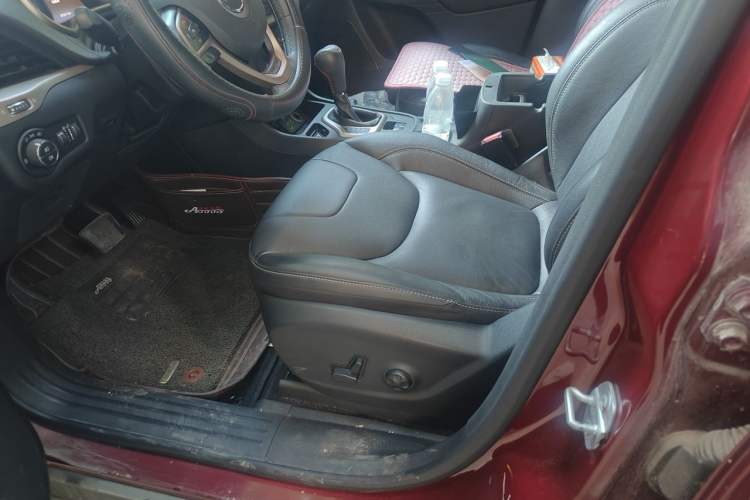 Used Jeep Cherokee 2017 2.0L Superior Edition Left Front Seat