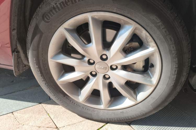 Used Jeep Cherokee 2017 2.4L Professional Smart Edition Right Front Wheel Hub