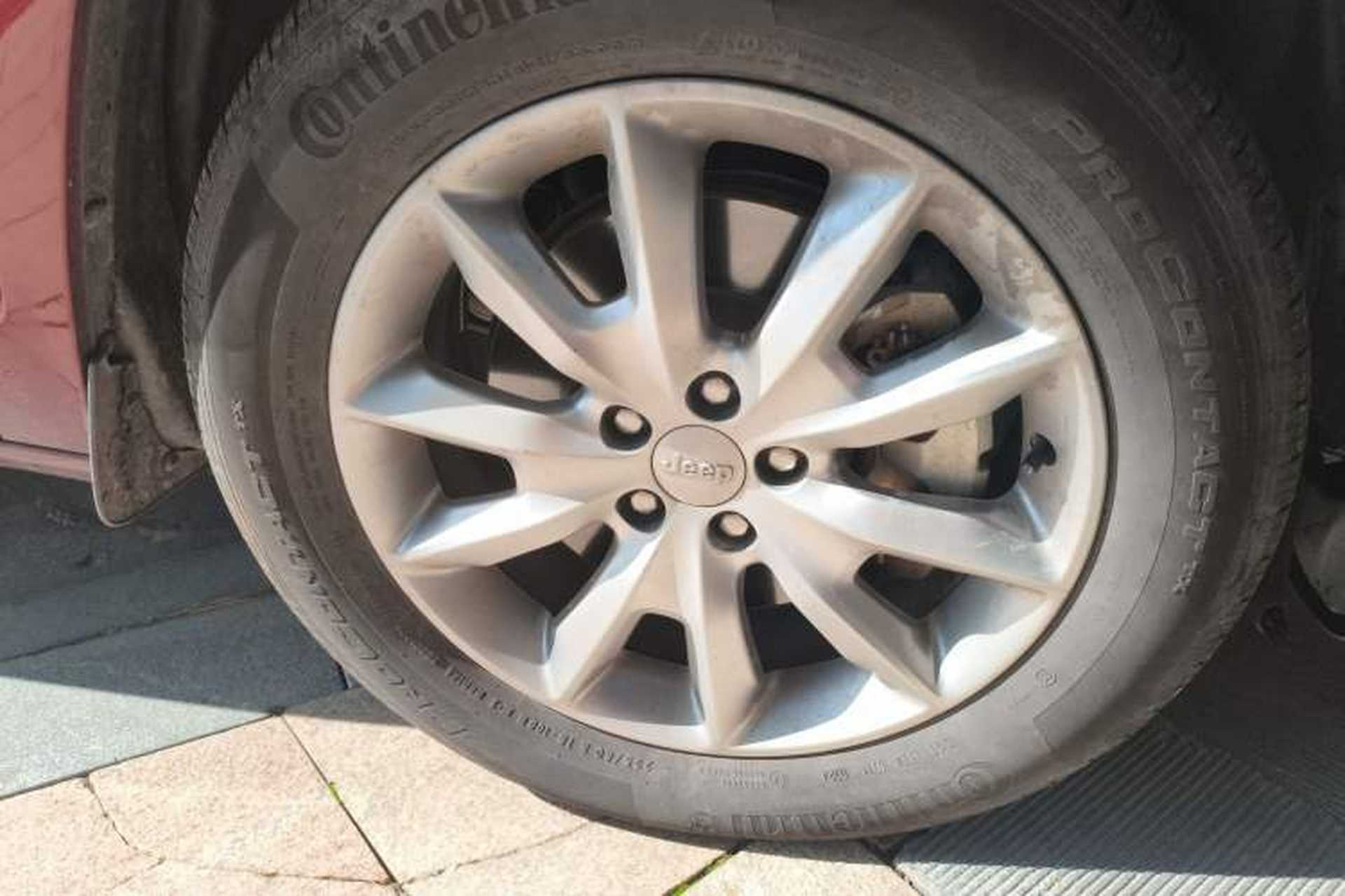 Used Jeep Cherokee 2017 2.4L Professional Smart Edition Right Front Wheel Hub