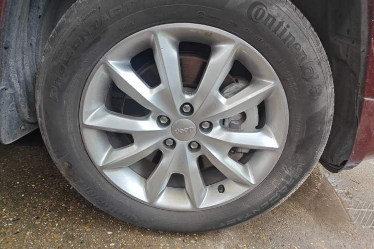 Used Jeep Cherokee 2017 2.4L Professional Smart Edition Right Front Wheel Hub