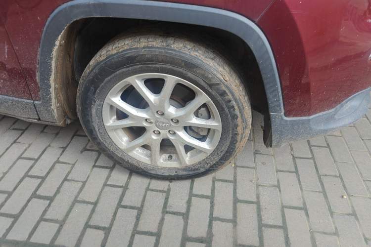 Used Jeep Cherokee 2017 2.0L Superior Edition Right Front Wheel Hub