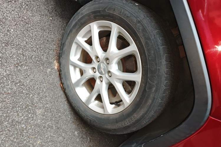 Used Jeep Cherokee 2017 2.0L Superior Edition Right Front Wheel Hub