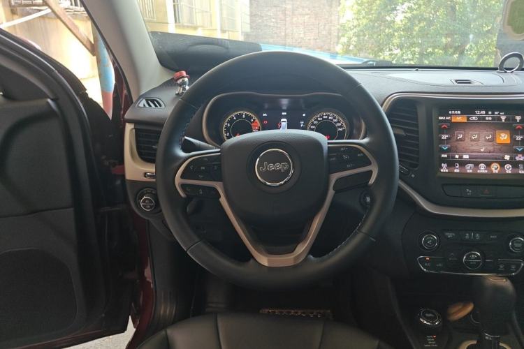 Used Jeep Cherokee 2017 2.4L Professional Smart Edition Steering Wheel