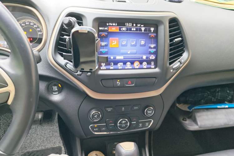 Used Jeep Cherokee 2017 2.0L Superior Edition Audio And AC Panel