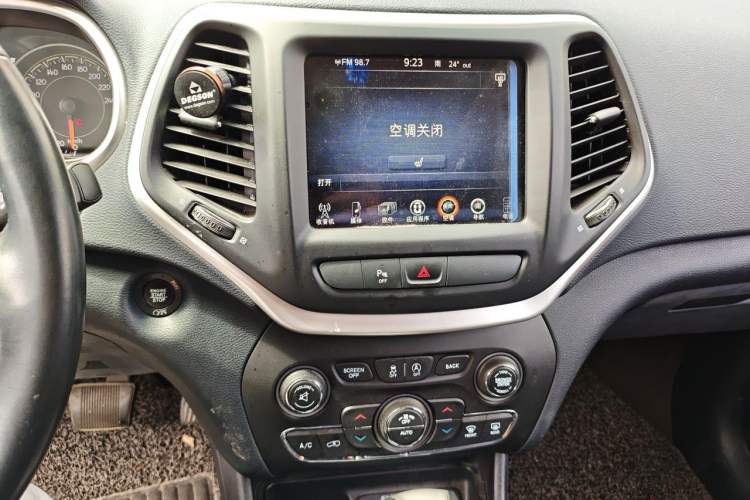 Used Jeep Cherokee 2017 2.4L Leading Smart Edition Audio And AC Panel