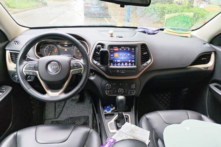 Used Jeep Cherokee 2017 2.0L Superior Edition Center Console