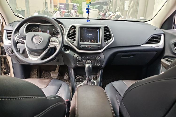 Used Jeep Cherokee 2017 2.4L Leading Smart Edition Center Console