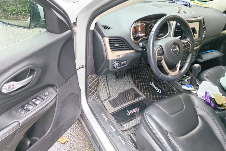 Used Jeep Cherokee 2017 2.0L Superior Edition Driver Seat