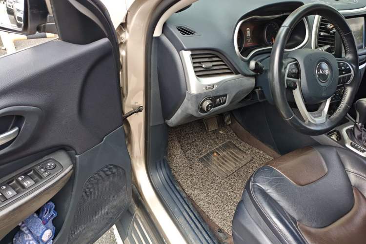 Used Jeep Cherokee 2017 2.4L Leading Smart Edition Driver Seat
