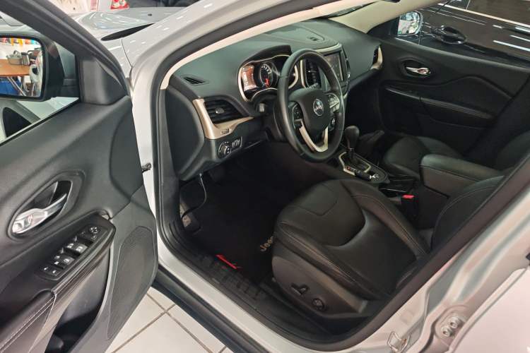Used Jeep Cherokee 2017 2.0L Superior Edition Driver Seat