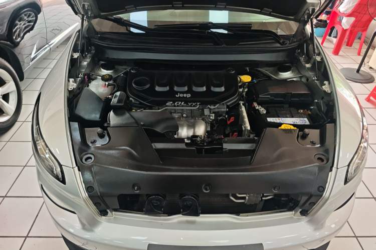 Used Jeep Cherokee 2017 2.0L Superior Edition Engine Bay