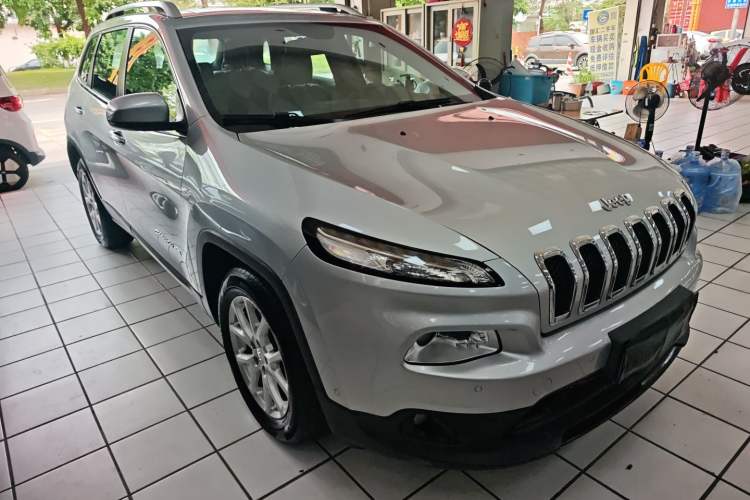 Used Jeep Cherokee 2017 2.0L Superior Edition Exterior 1