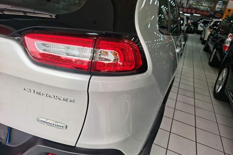 Used Jeep Cherokee 2017 2.0L Superior Edition Exterior 3