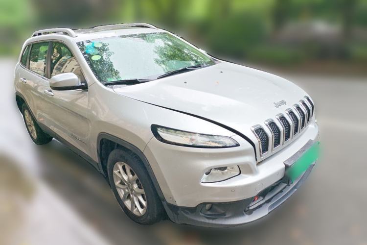 Used Jeep Cherokee 2017 2.0L Superior Edition Front Right 45 Deg