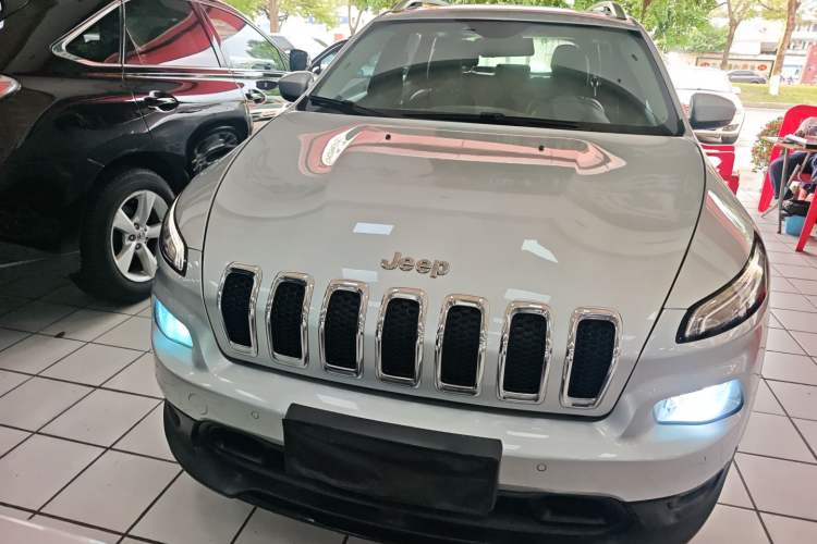 Used Jeep Cherokee 2017 2.0L Superior Edition Front