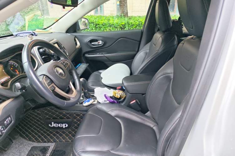 Used Jeep Cherokee 2017 2.0L Superior Edition Left Front Seat