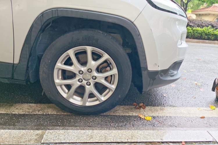 Used Jeep Cherokee 2017 2.0L Superior Edition Right Front Wheel Hub