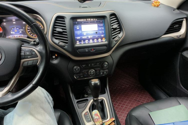 Used Jeep Cherokee 2017 2.0L Superior Edition Audio And AC Panel