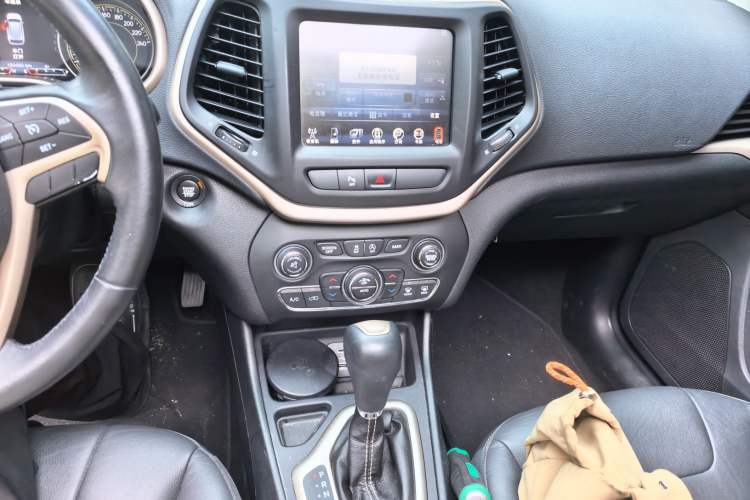 Used Jeep Cherokee 2017 2.4L Leading Smart Edition Audio And AC Panel