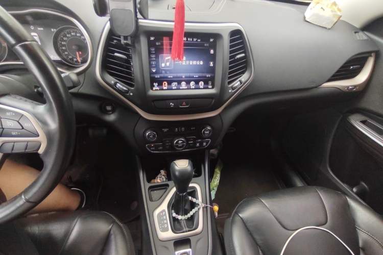 Used Jeep Cherokee 2017 2.0L Superior Edition Audio And AC Panel