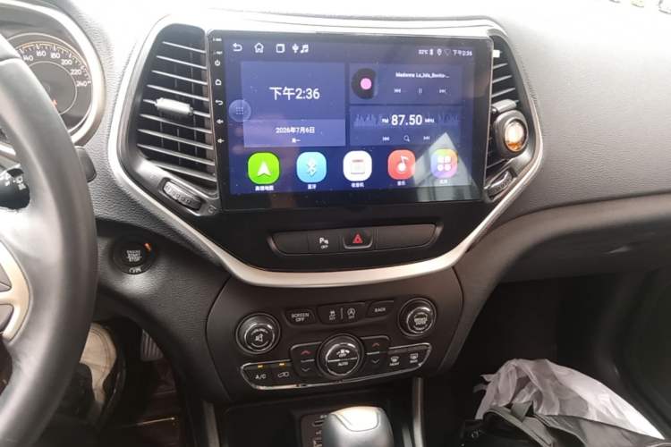 Used Jeep Cherokee 2017 2.0L Superior Edition Audio And AC Panel