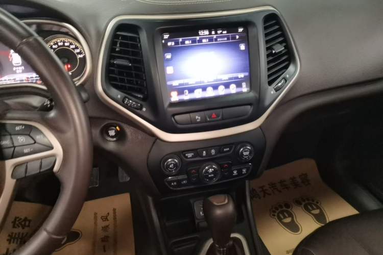 Used Jeep Cherokee 2017 2.0L Superior Edition Audio And AC Panel